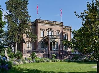 Das Archäologische Museum Colombischlössle steht in einem Park.
