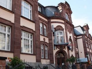 Das Museum für Neue Kunst von außen. Es ist in einer historischen Mädchenschule untergebracht.