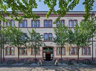 Das Museum Natur und Mensch von außen. Vor dem Gebäude stehen mehrere Bäume.