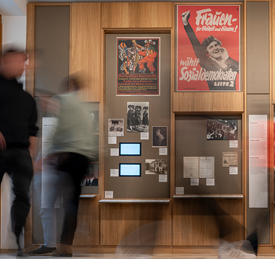 Eine Simulation zeigt, wie der Gedenkraum des Dokumentationszentrums Nationalsozialismus künftig aussehen soll. In der Mitte des Raums steht ein großer Kubus.