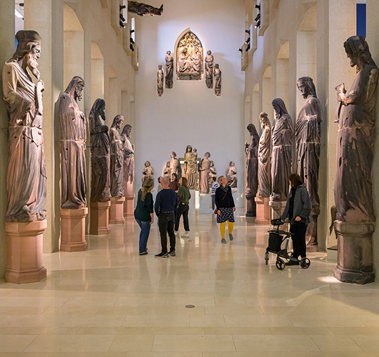 Blick in die Skulpturenhalle des Augustinermuseums mit großen Sandsteinfiguren aus dem Freiburger Münster.