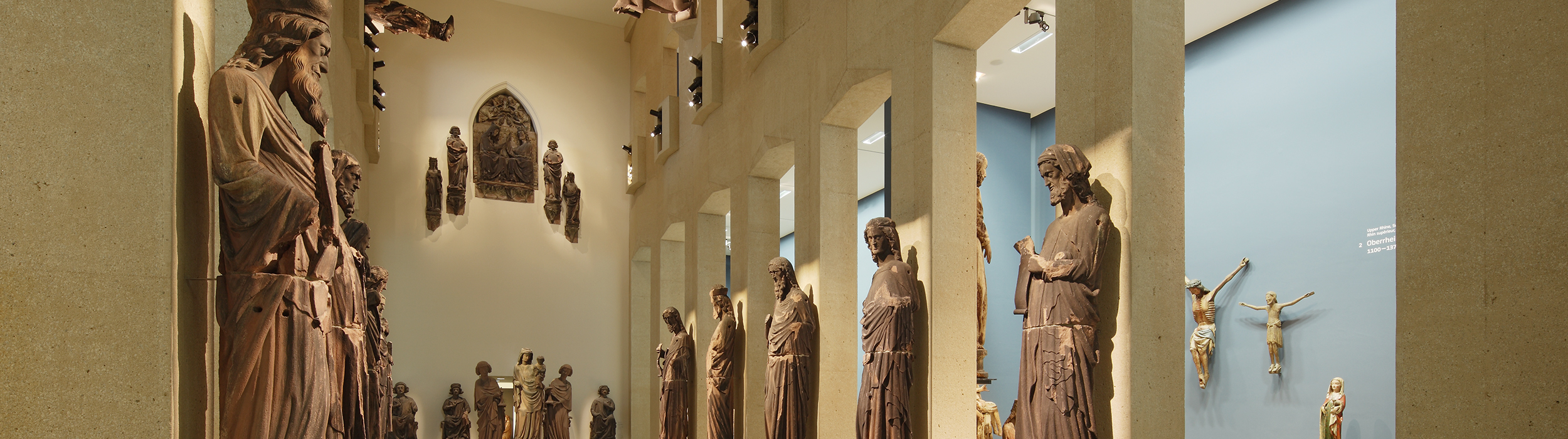 Blick in die Skulpturenhalle des Augustinermuseums mit großen Sandsteinfiguren aus dem Freiburger Münster.